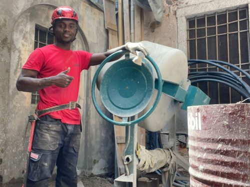 Ibrahim e il suo lavoro al cantiere di via Simonetta